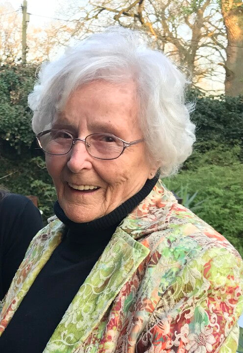Oma häkelt liebevoll eine Blume von Hand