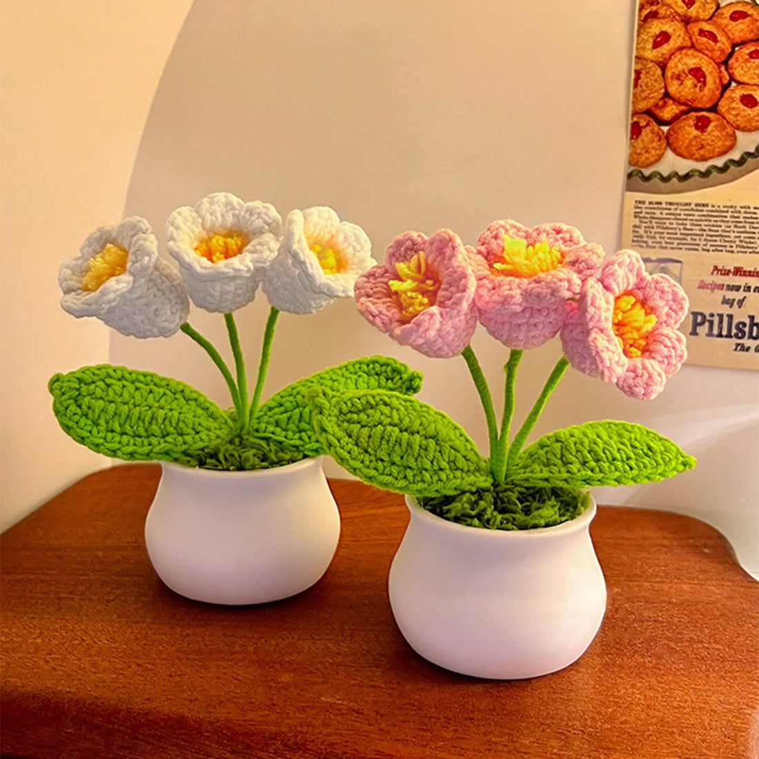 Oma häkelt eine Blume von Hand